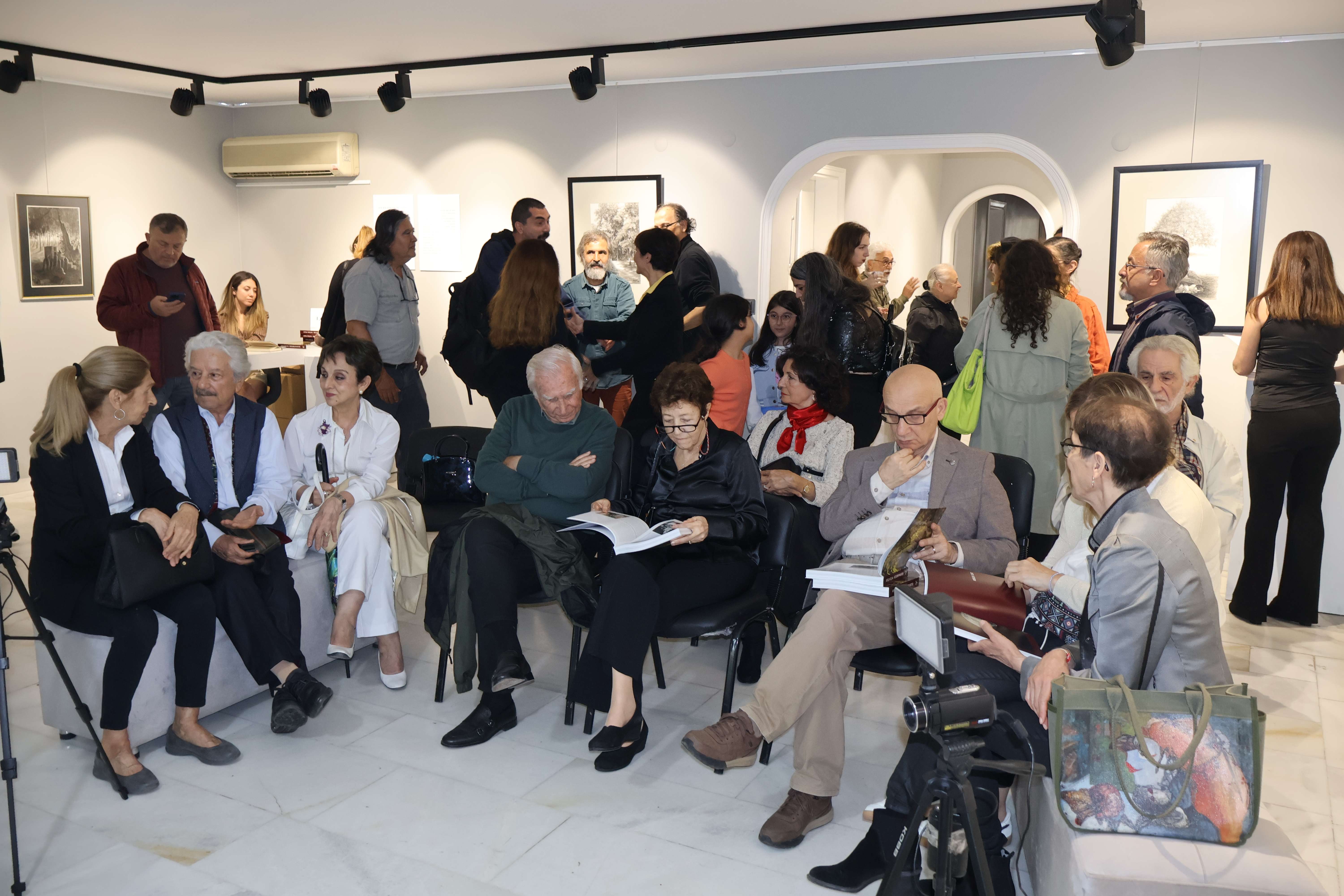 Aysu koçak kitap tanıtımı ve siyah beyaz resimlerden seçkiler evrim sanat galerisi 2 (1) (1)