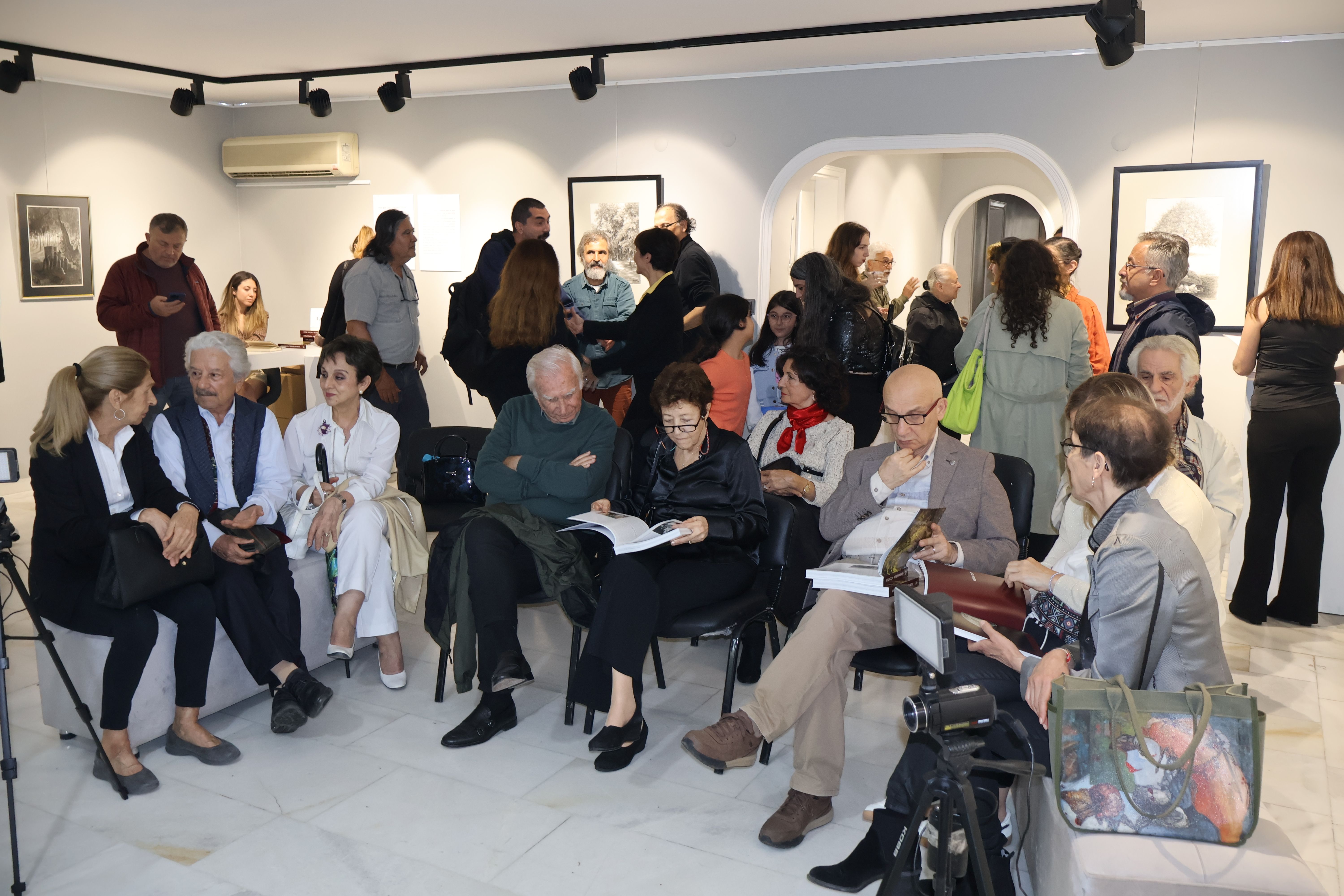 Aysu koçak kitap tanıtımı ve siyah beyaz resimlerden seçkiler evrim sanat galerisi 2 (1)