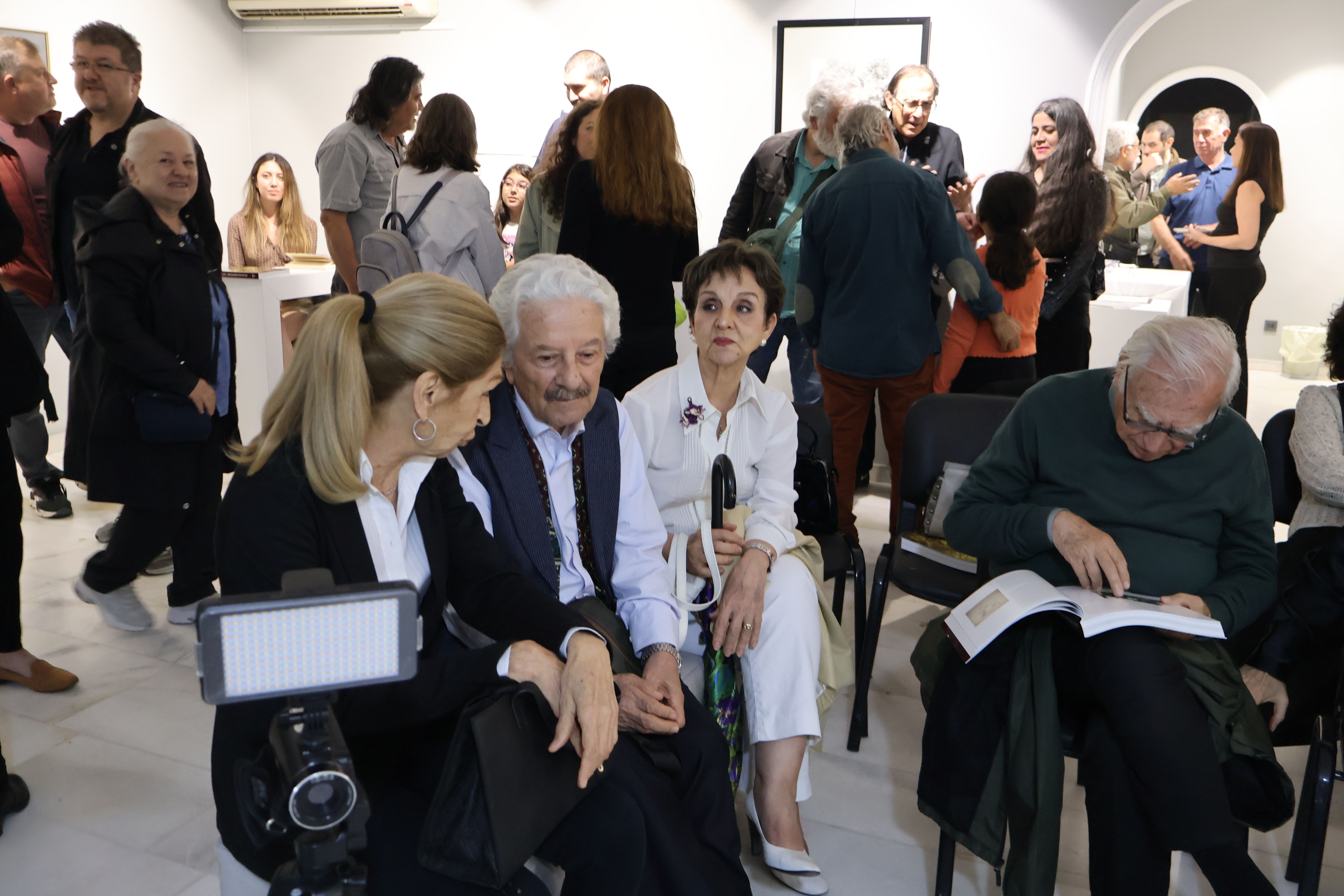 Aysu koçak kitap tanıtımı ve siyah beyaz resimlerden seçkiler evrim sanat galerisi 2 (18)