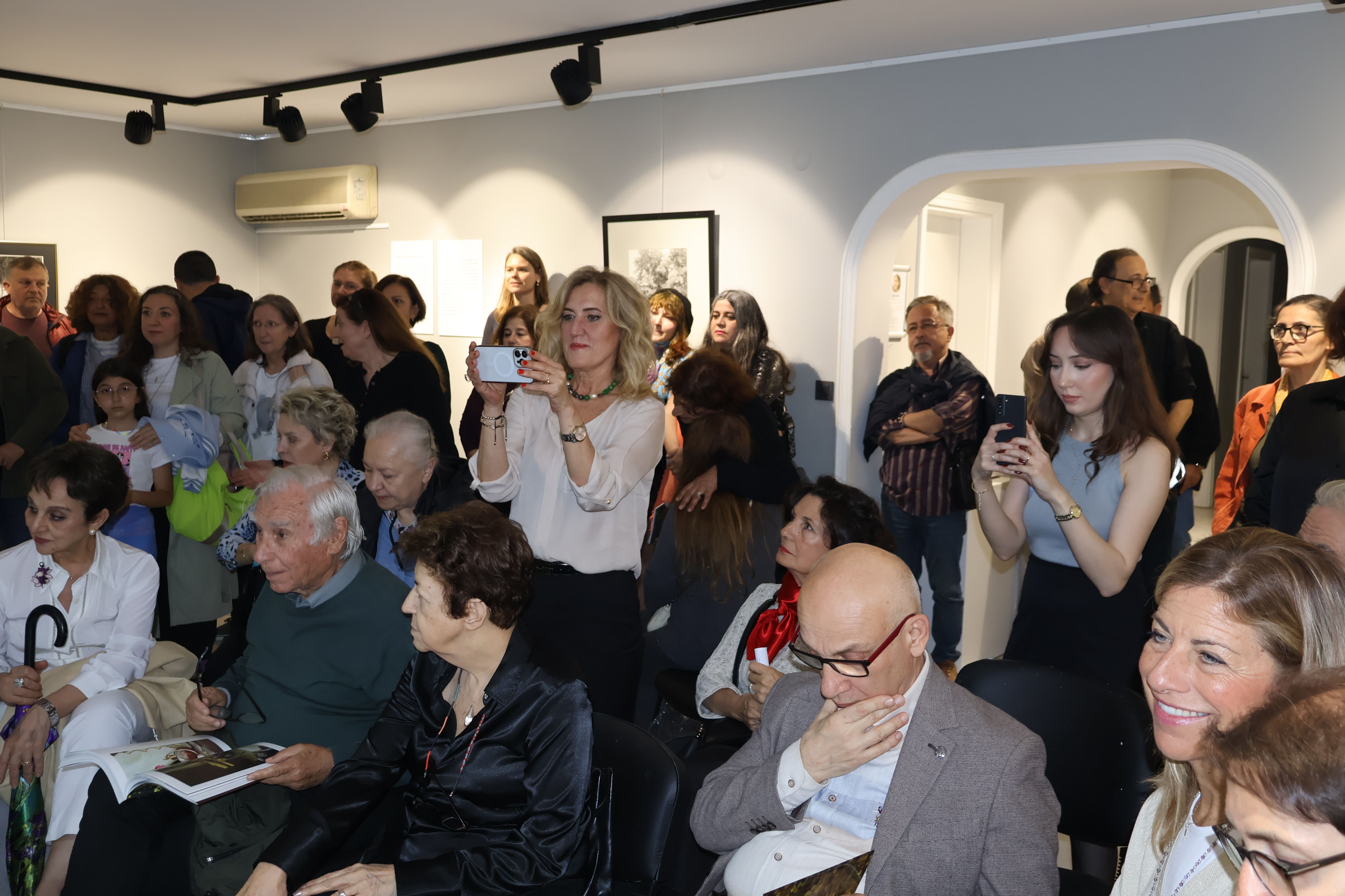 Aysu koçak kitap tanıtımı ve siyah beyaz resimlerden seçkiler evrim sanat galerisi 2 (24)