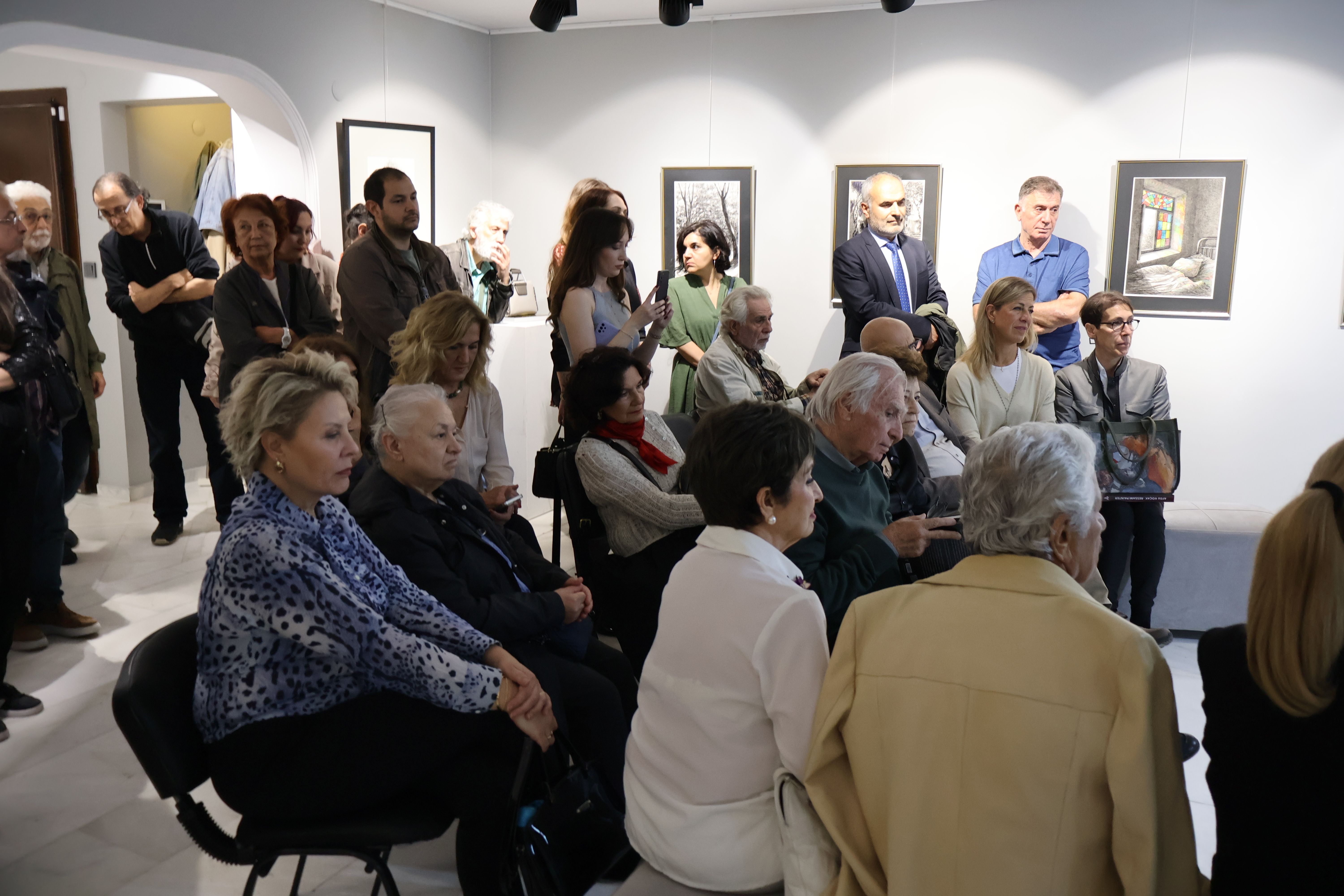 Aysu koçak kitap tanıtımı ve siyah beyaz resimlerden seçkiler evrim sanat galerisi 2 (31)