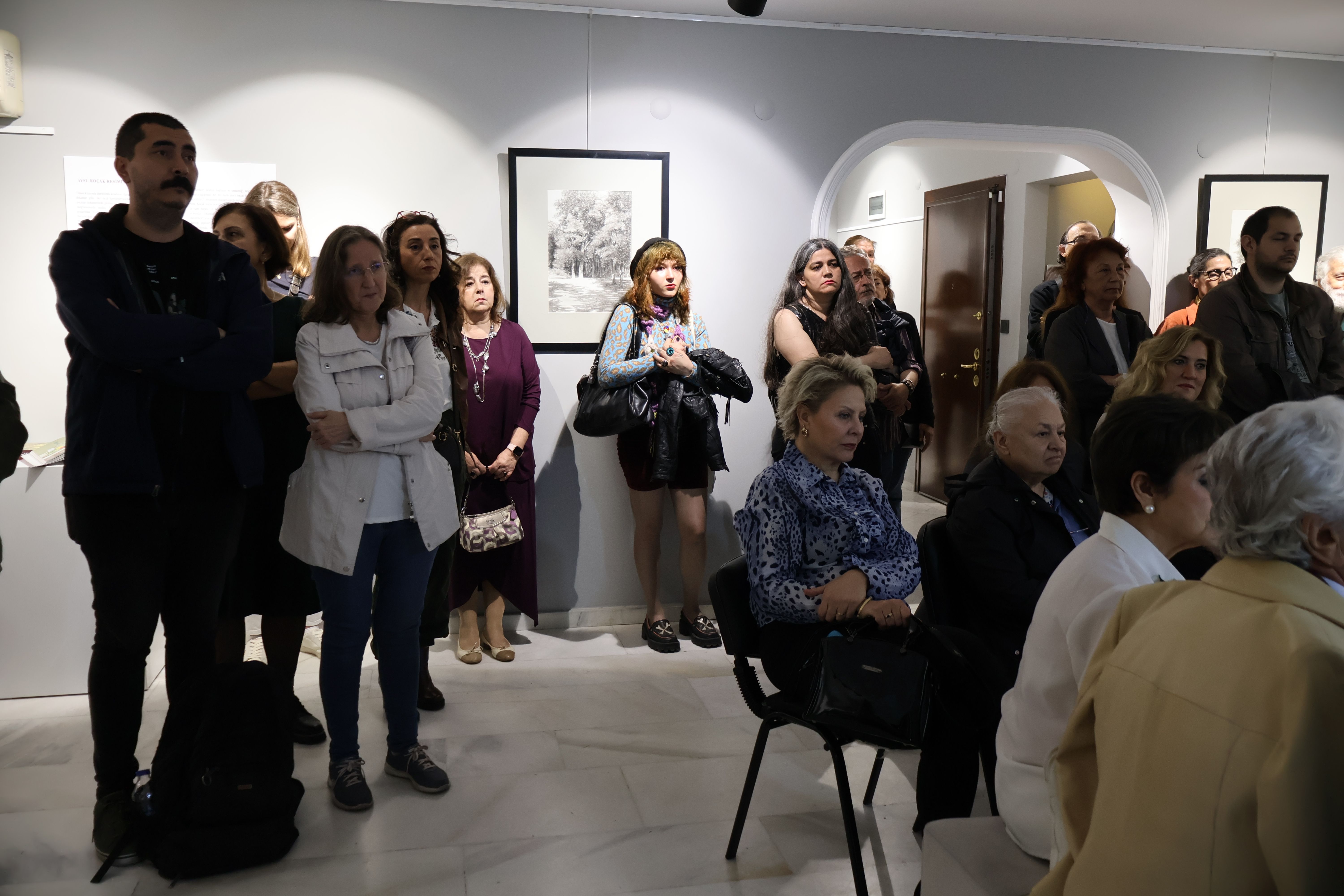 Aysu koçak kitap tanıtımı ve siyah beyaz resimlerden seçkiler evrim sanat galerisi 2 (36)