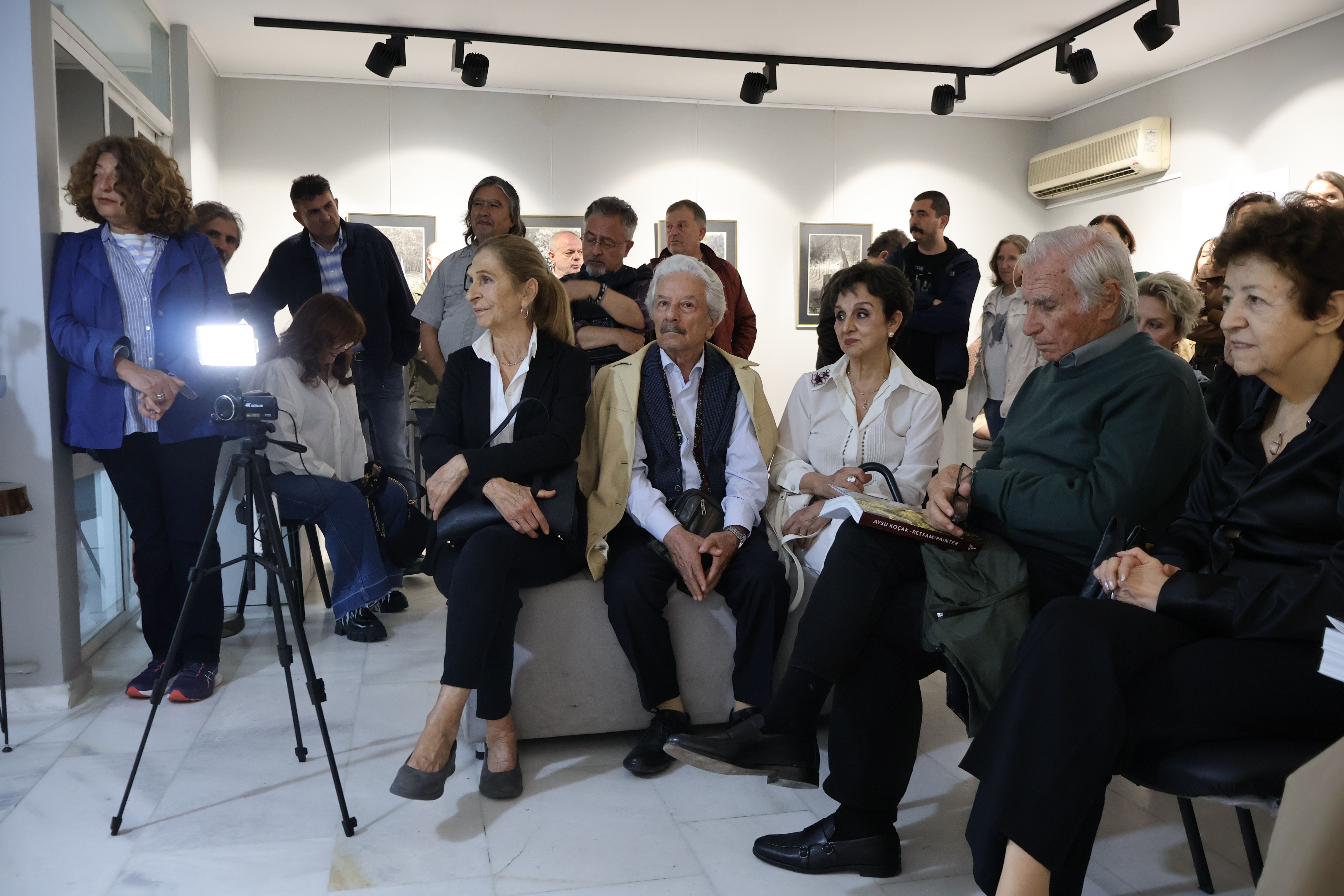 Aysu koçak kitap tanıtımı ve siyah beyaz resimlerden seçkiler evrim sanat galerisi 2 (38)