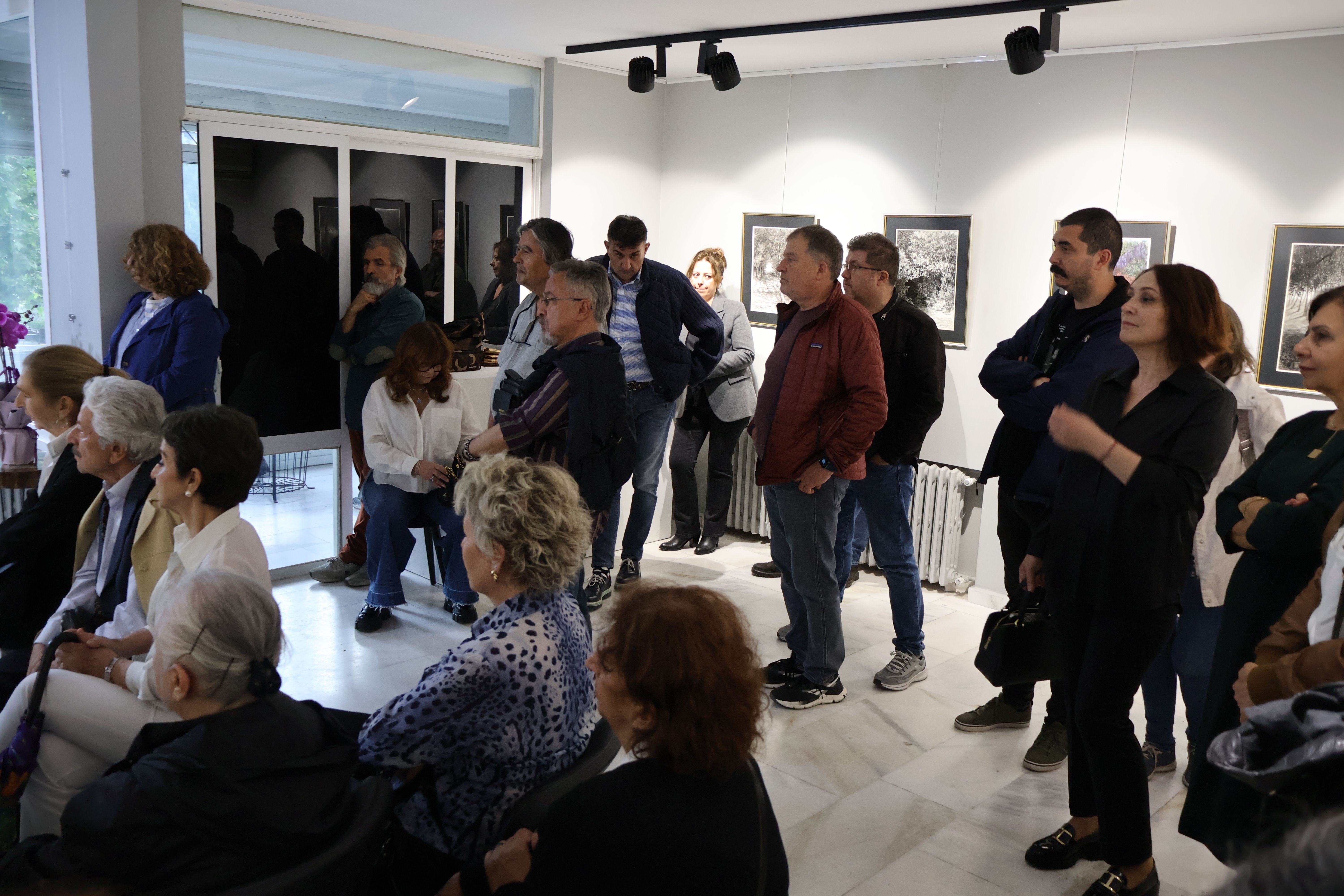 Aysu koçak kitap tanıtımı ve siyah beyaz resimlerden seçkiler evrim sanat galerisi 2 (39)