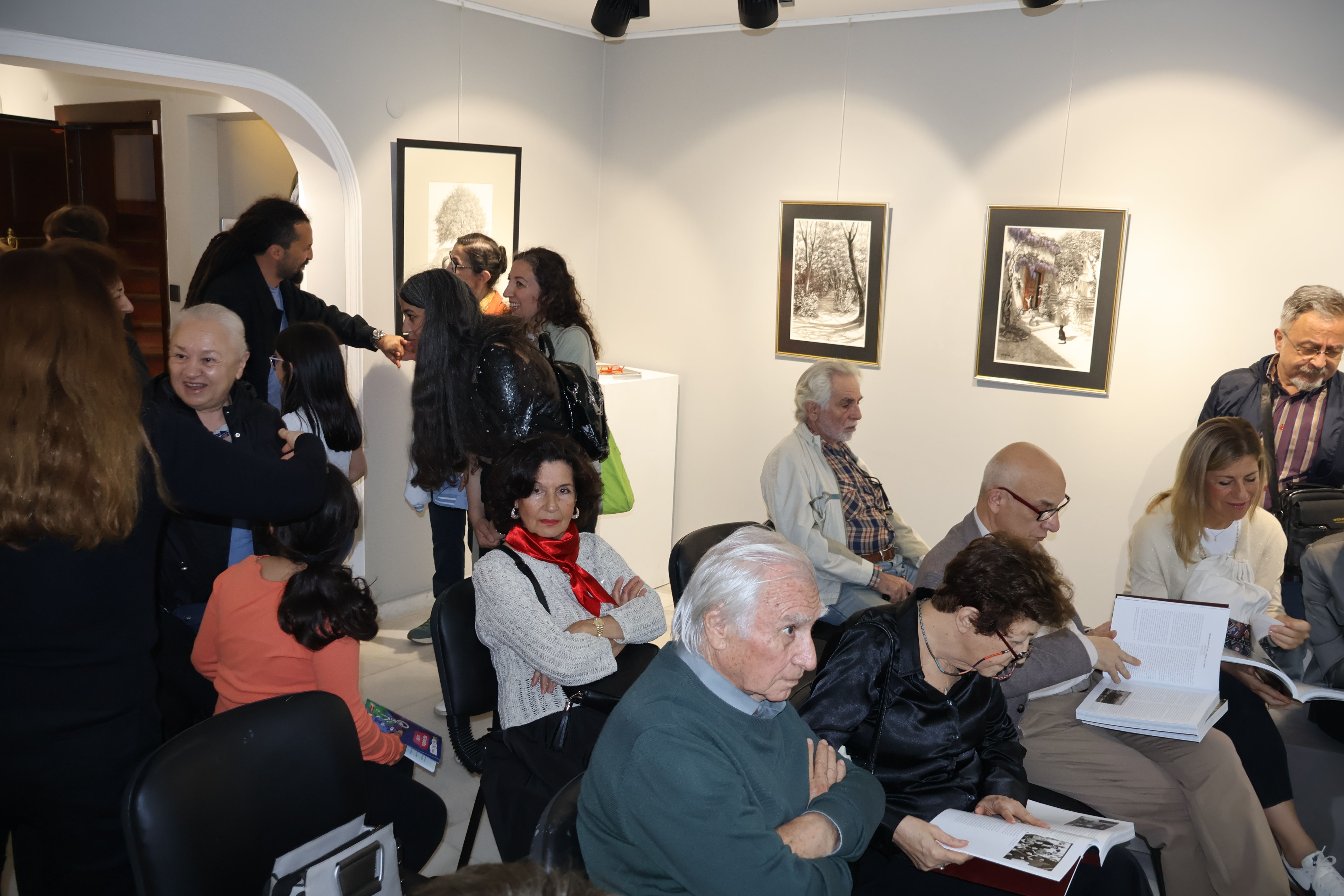 Aysu koçak kitap tanıtımı ve siyah beyaz resimlerden seçkiler evrim sanat galerisi 2 (4)