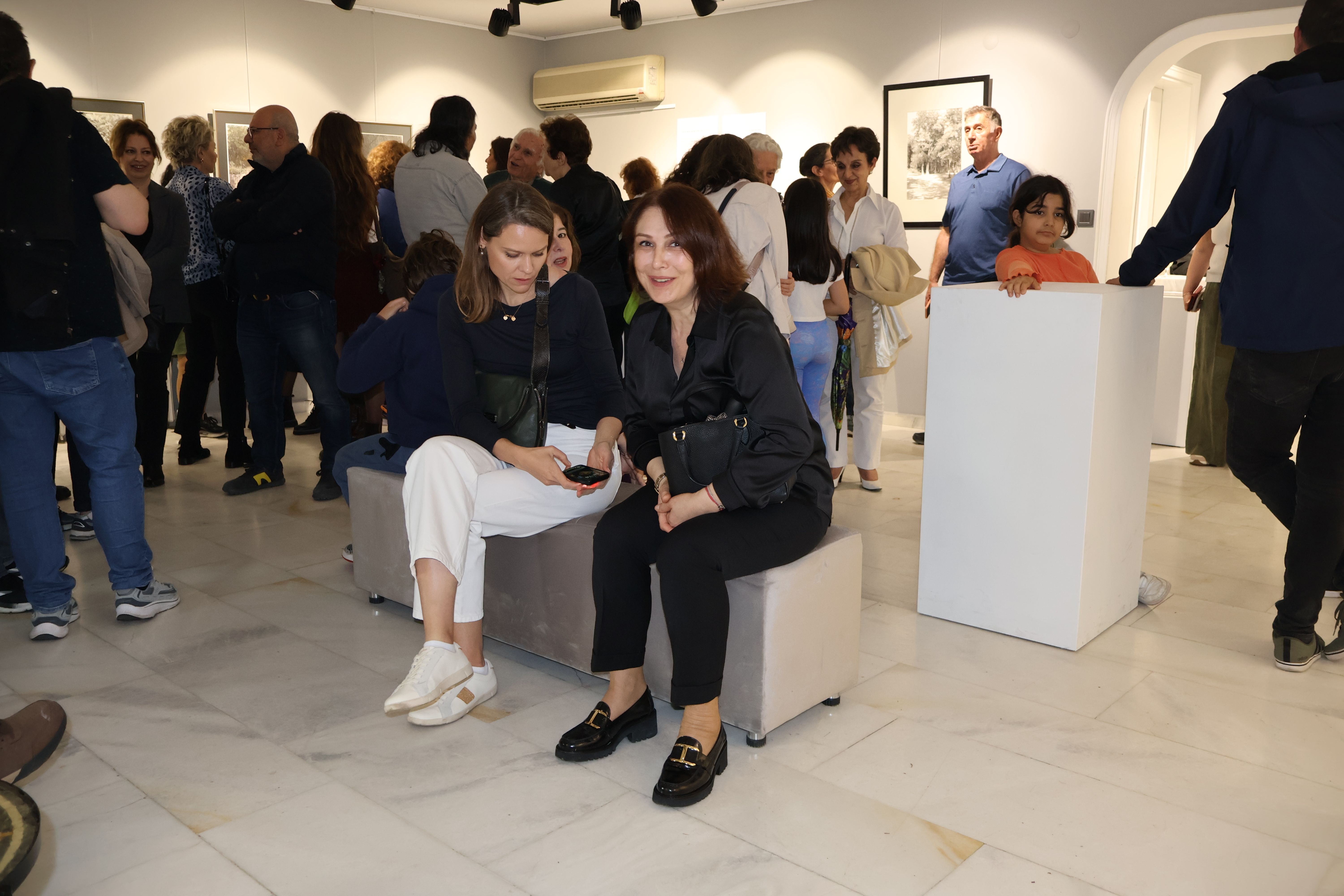 Aysu koçak kitap tanıtımı ve siyah beyaz resimlerden seçkiler evrim sanat galerisi 2 (49)