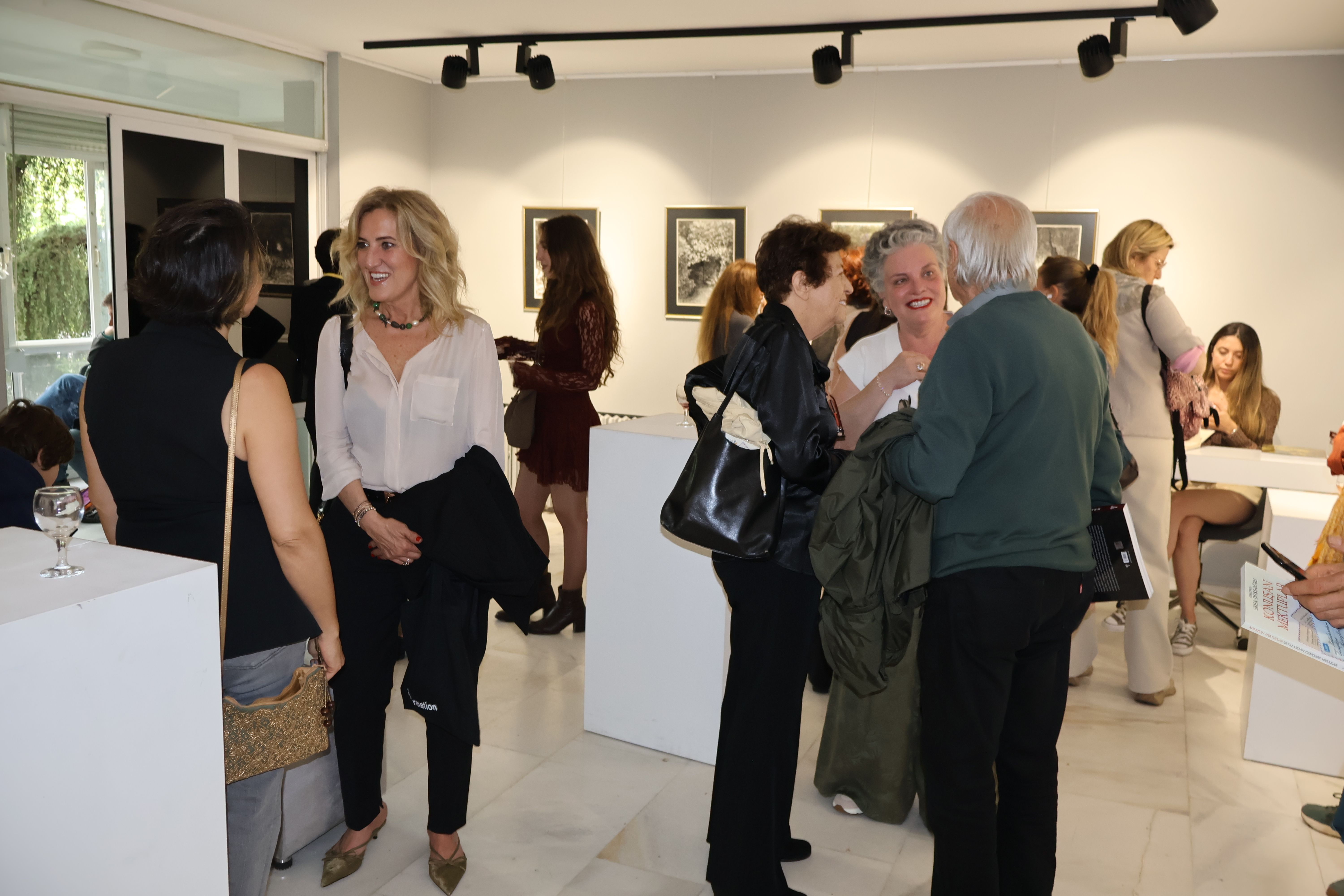 Aysu koçak kitap tanıtımı ve siyah beyaz resimlerden seçkiler evrim sanat galerisi 2 (66)