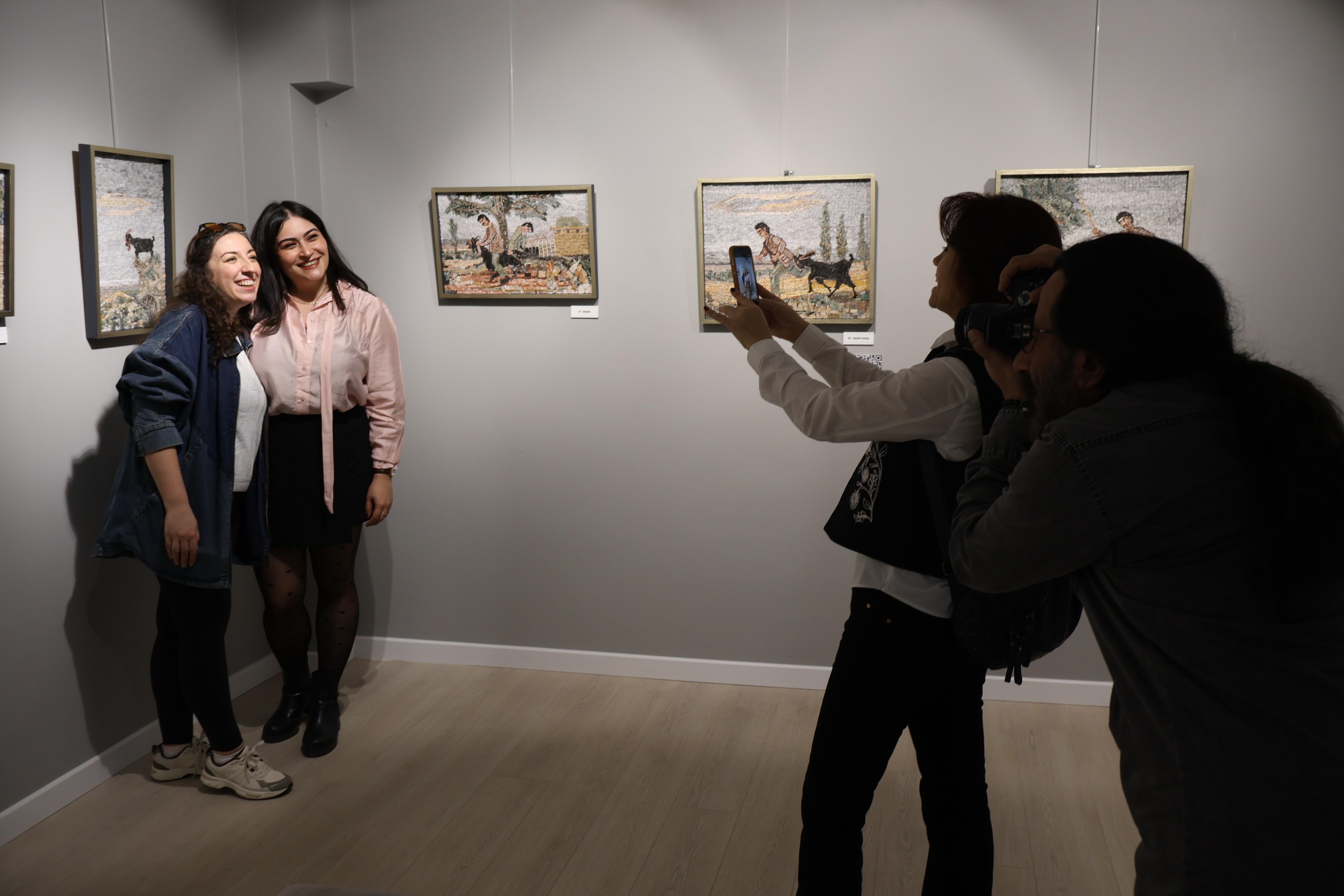 Mehmet Kına'nın ''Heey Keçiler, Hooy Keçiler'' adlı kişisel mozaik sergisi (3) Mehmet Kına'nın ''Heey Keçiler, Hooy Keçiler'' adlı kişisel mozaik sergisi (3)