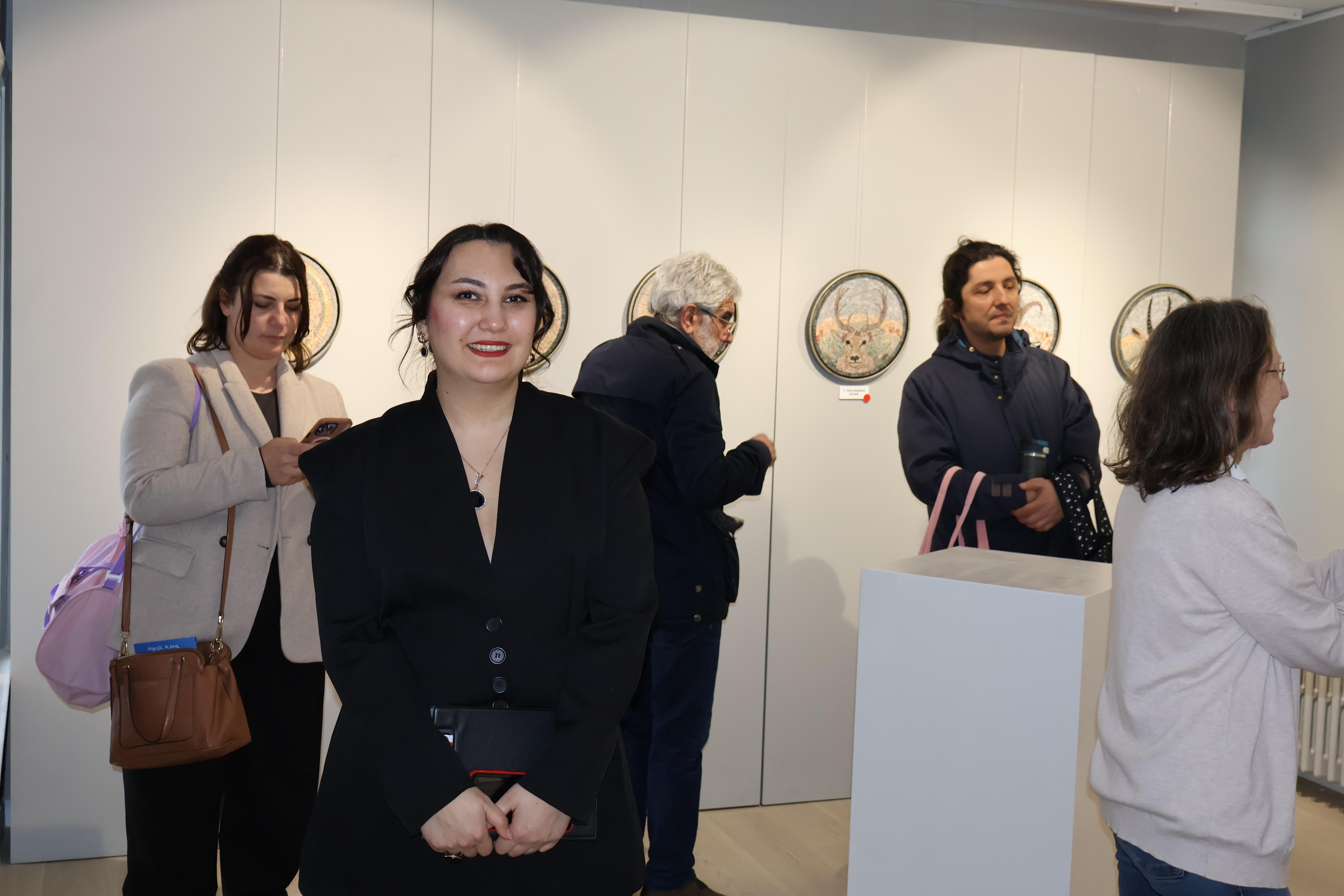 Mehmet Kına'nın ''Heey Keçiler, Hooy Keçiler'' adlı kişisel mozaik sergisi (7) Mehmet Kına'nın ''Heey Keçiler, Hooy Keçiler'' adlı kişisel mozaik sergisi (7)